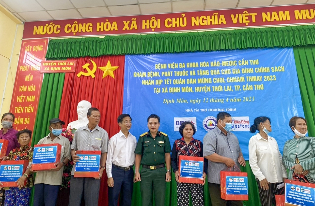 Ban tổ chức Tết Quân - dân trao quà cho gia đình chính sách trên đị bàn huyện Thới Lai (TP. Cần Thơ)