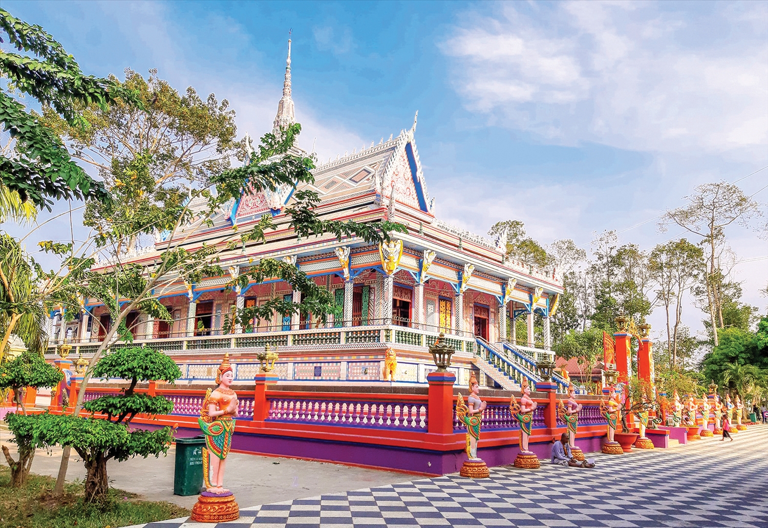 Không gian chùa Sro Lôn (chùa Chén Kiểu) xã Đại Tâm, huyện Mỹ Xuyên, Sóc Trăng được trang trí bằng các họa tiết, phù điêu bắt mắt bởi óc sáng tạo và tài hoa của các nghệ nhân Khmer