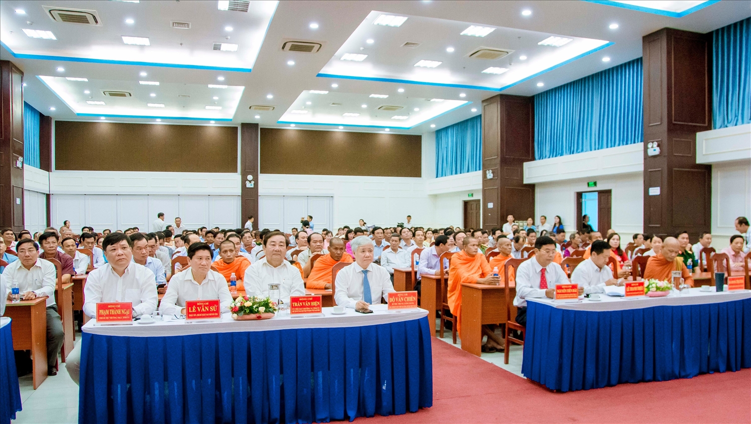 Các đại biểu tham dự buổi Họp mặt Tết cổ truyền Chôl Chnăm Thmây của đồng bào dân tộc Khmer tỉnh Cà Mau năm 2023