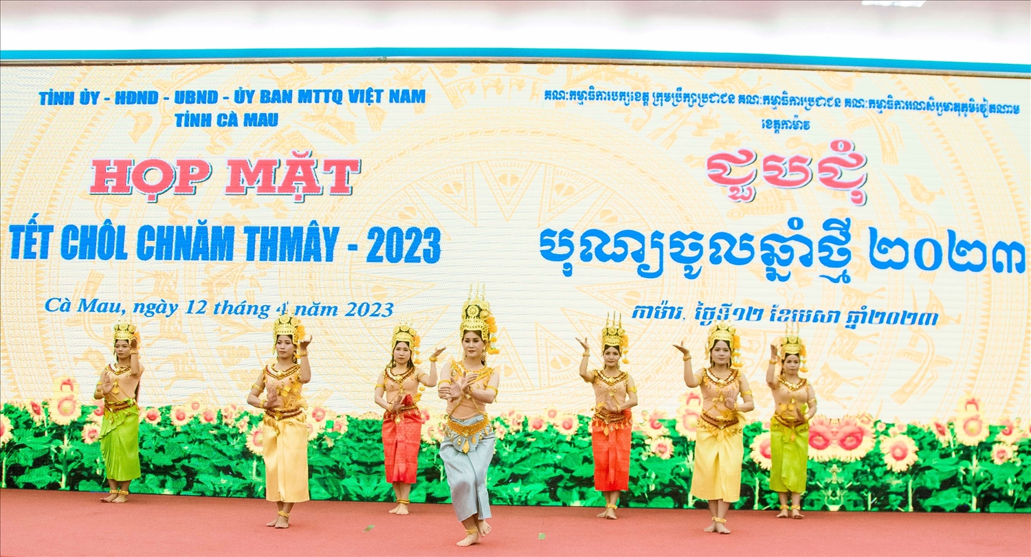 Văn nghệ chào mừng Họp mặt Tết cổ truyền Chôl Chnăm Thmây của đồng bào dân tộc Khmer tỉnh Cà Mau năm 2023