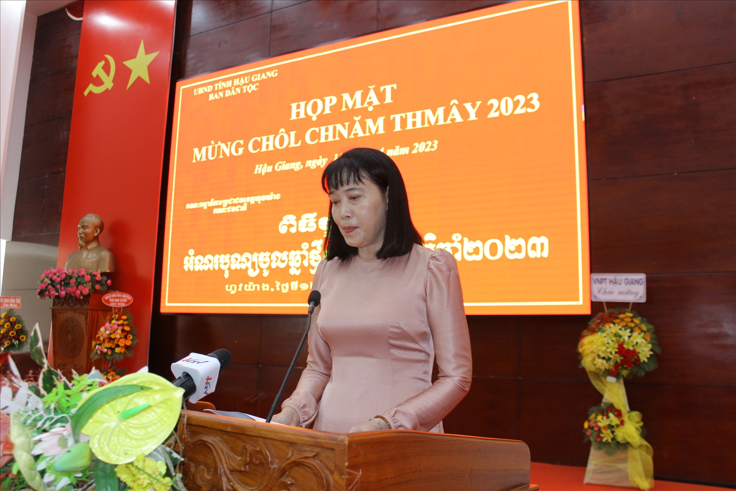 Bà Hồ Thu Ánh, Phó Chủ tịch UBND tỉnh phát biểu tại buổi họp mặt mừng Chôl Chnăm Thmây 2023 