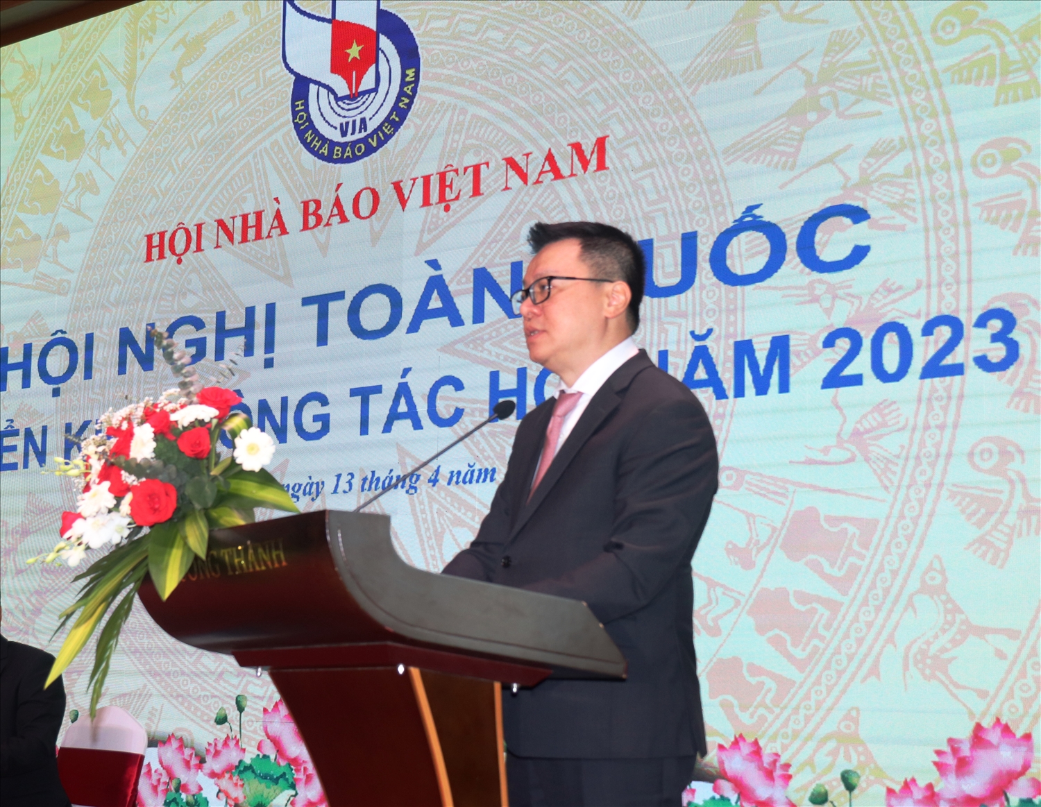 Ông Lê Quốc Minh, Tổng Biên tập Báo Nhân Dân, Phó Trưởng Ban Tuyên giáo Trung ương, Chủ tịch Hội Nhà báo Việt Nam phát biểu tại Hội nghị