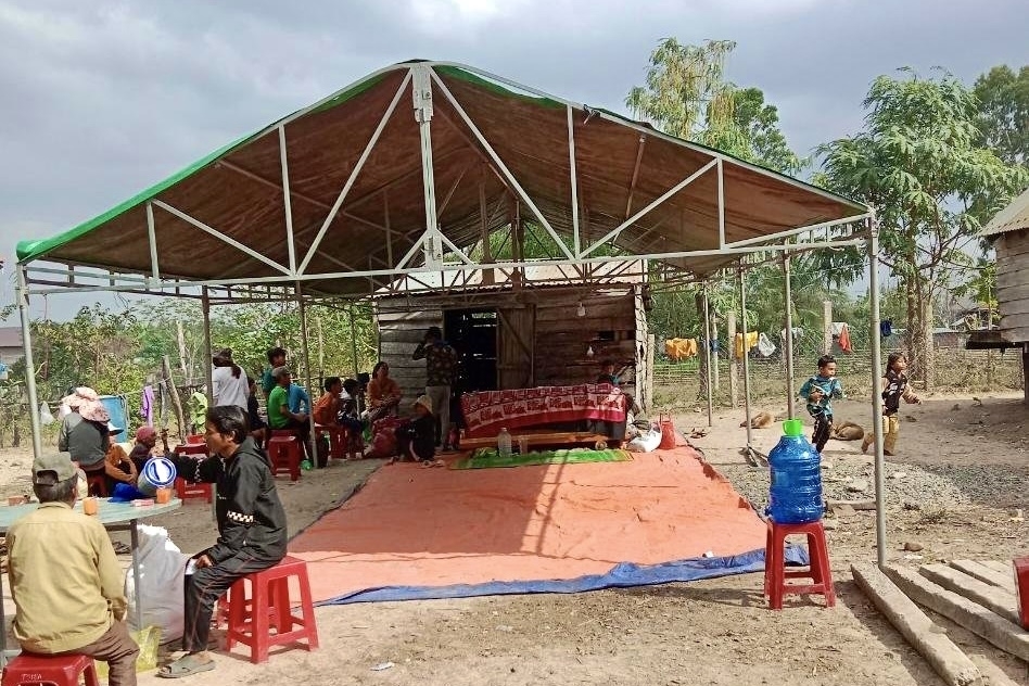 Gia đình lo hậu sự cho 3 cháu bé Gia Rai cùng trú tại buôn Tơ Nia (huyện Krông Pa) bị đuối nước thương tâm trong lúc lấy nước ở sông Ba 