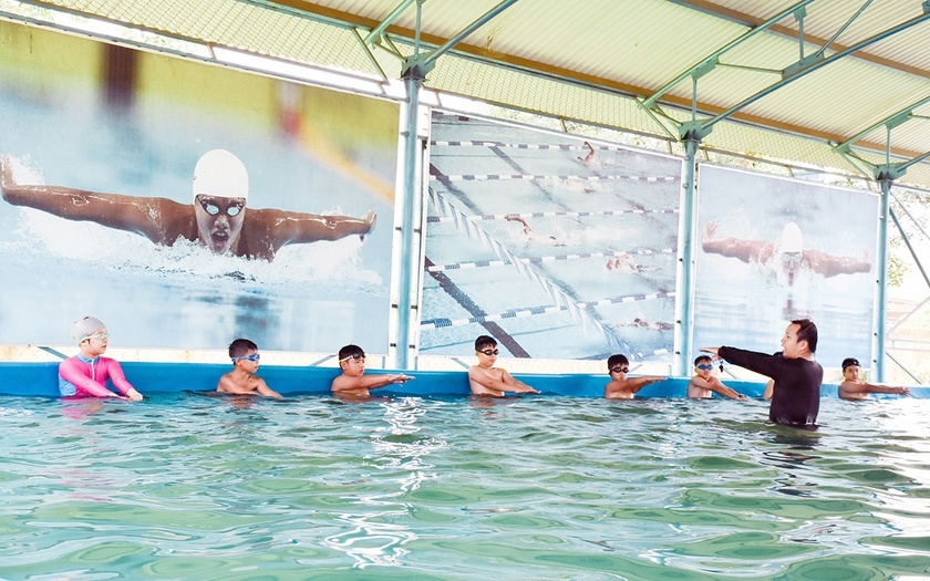 Một tiết học bơi, nâng cao kỹ năng mềm cho học sinh Trường Tiểu học Nghĩa Hưng (huyện Chư Pah)