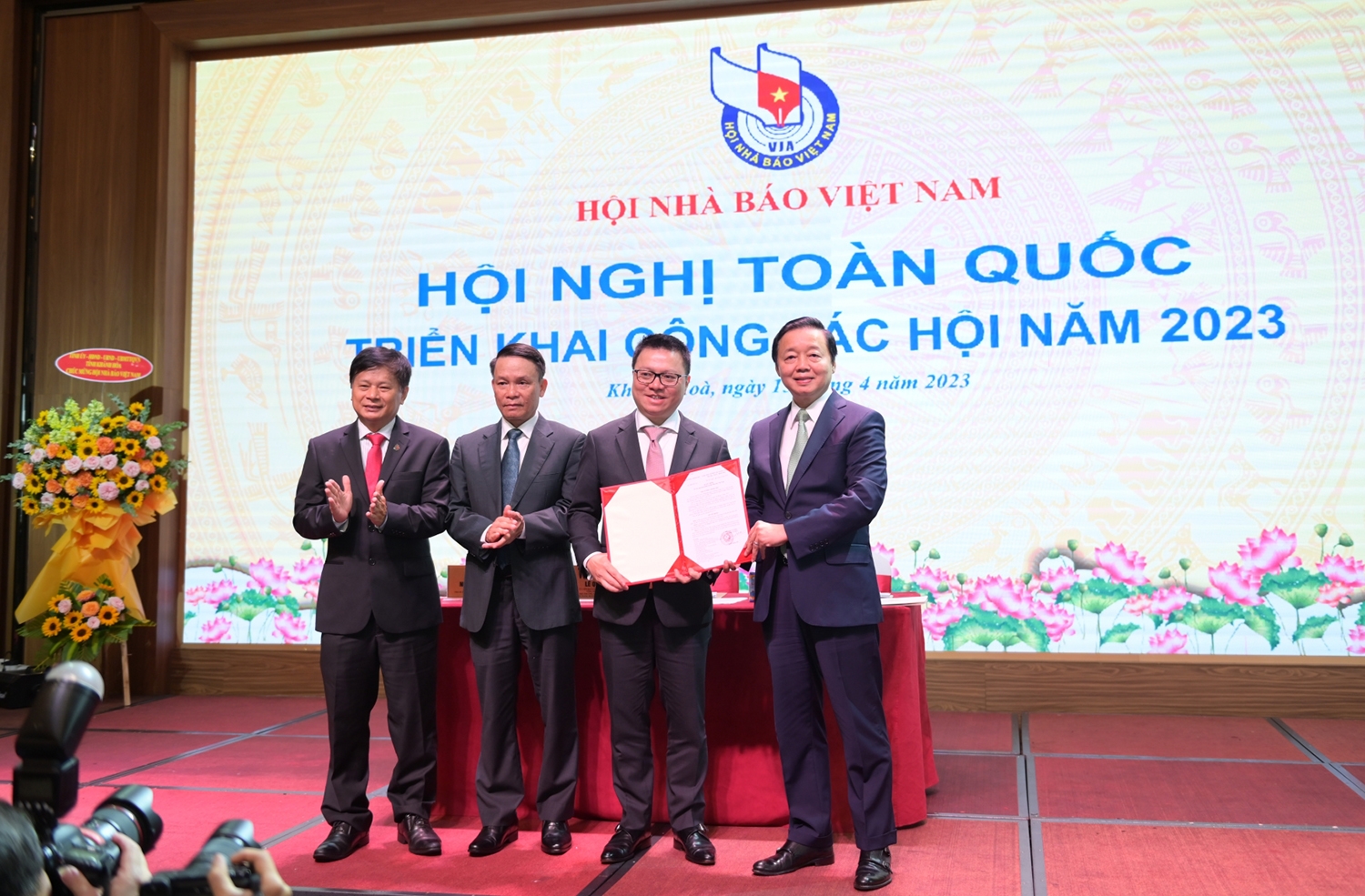 Phó Thủ tướng Chính phủ Trần Hồng Hà trao Quyết định phê duyệt Điều lệ Hội Nhà báo Việt Nam cho lãnh đạo Hội Nhà báo Việt Nam