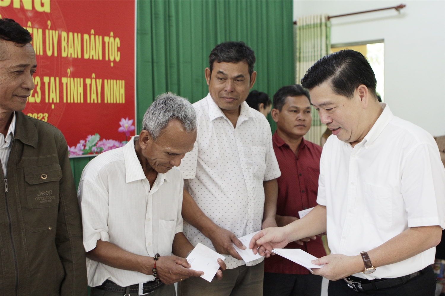 Thứ trưởng, Phó Chủ nhiệm UBDT Lê Sơn Hải trao quà cho đại diện Người có uy tín trong đồng bào Khmer tại Tây Ninh