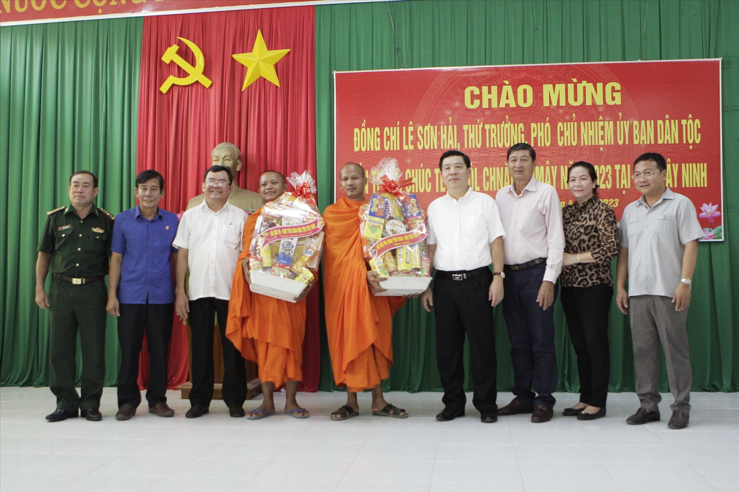 Thứ trưởng, Phó Chủ nhiệm UBDT Lê Sơn Hải và Đoàn công tác tặng quà đại diện các chùa Khmer tại Tây Ninh 