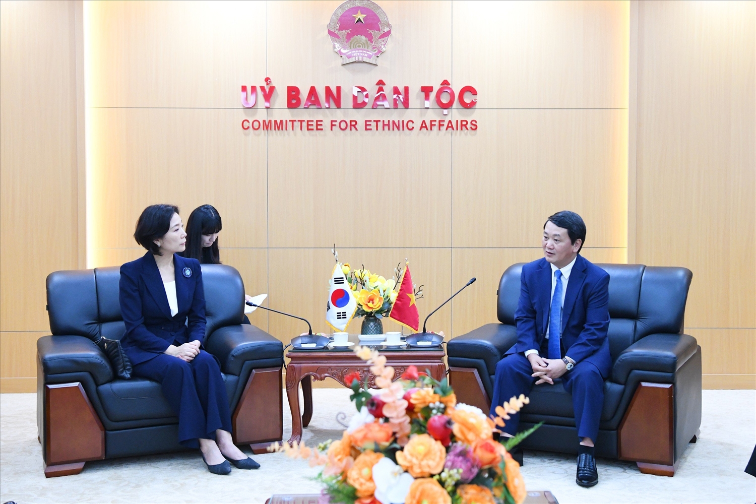Bộ trưởng, Chủ nhiệm UBDT Hầu A Lềnh tiếp bà Oh Young Ju, Đại sứ Hàn Quốc tại Việt Nam