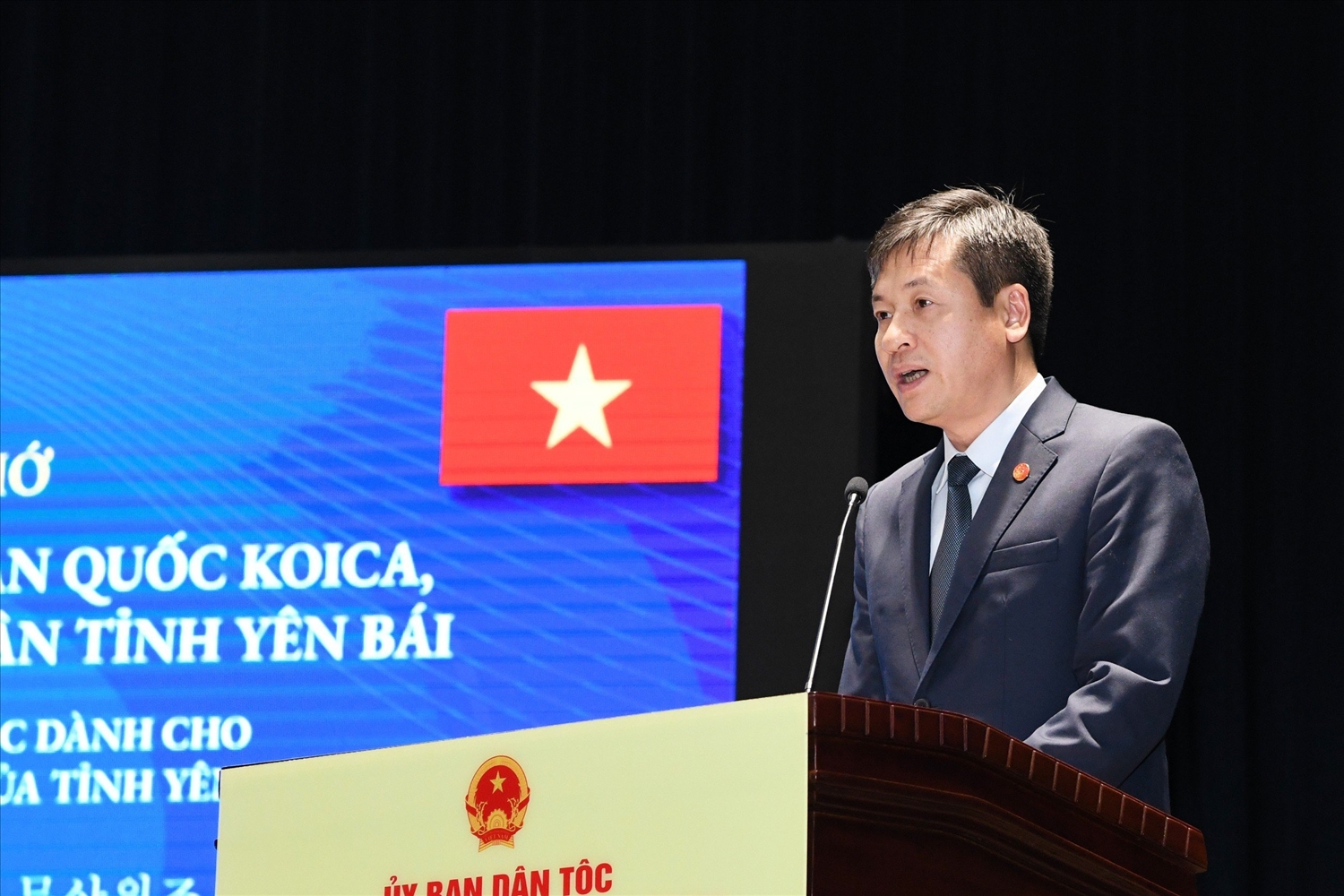 ông Ngô Hạnh Phúc, Phó Chủ tịch UBDT tỉnh Yên Bái phát biểu tại buổi lễ
