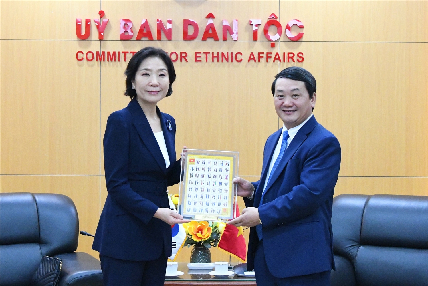 Bộ trưởng, Chủ nhiệm Hầu A Lềnh tặng quà lưu niệm của UBDT cho bà Oh Young Ju, Đại sứ Hàn Quốc tại Việt Nam