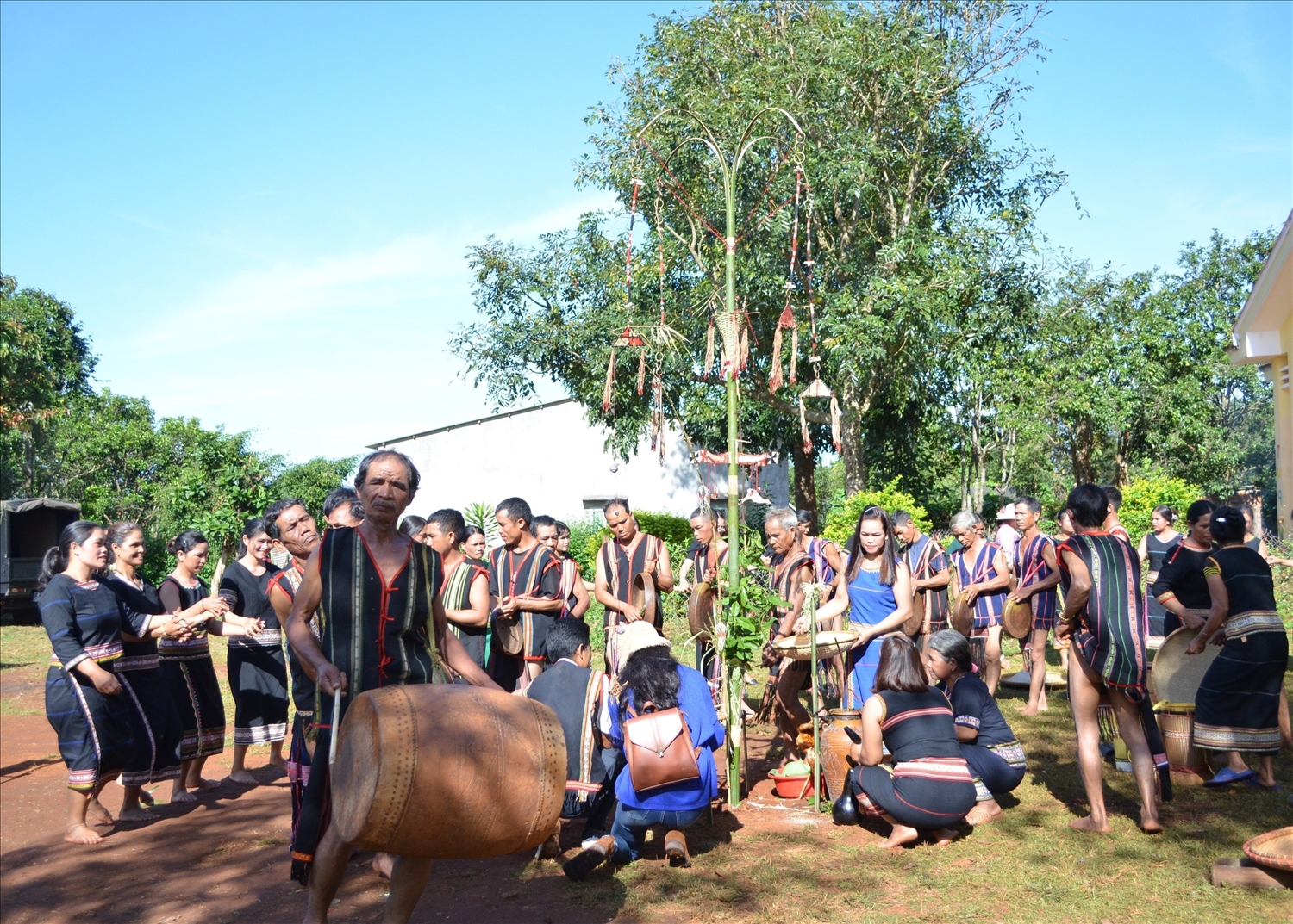 Đồng bào Ba Na thực hiện nghi lễ Mừng lúa mới tại xã Đak Sơmei, huyện Đak Đoa, tỉnh Gia Lai (Ảnh Xuân Toản)