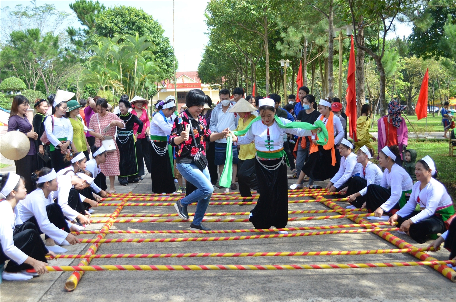 Đông đảo người dân tham gia trải nghiệm Chương trình ngày hội di sản văn hóa tại Bảo tàng tỉnh Gia Lai (Ảnh Xuân Toản)