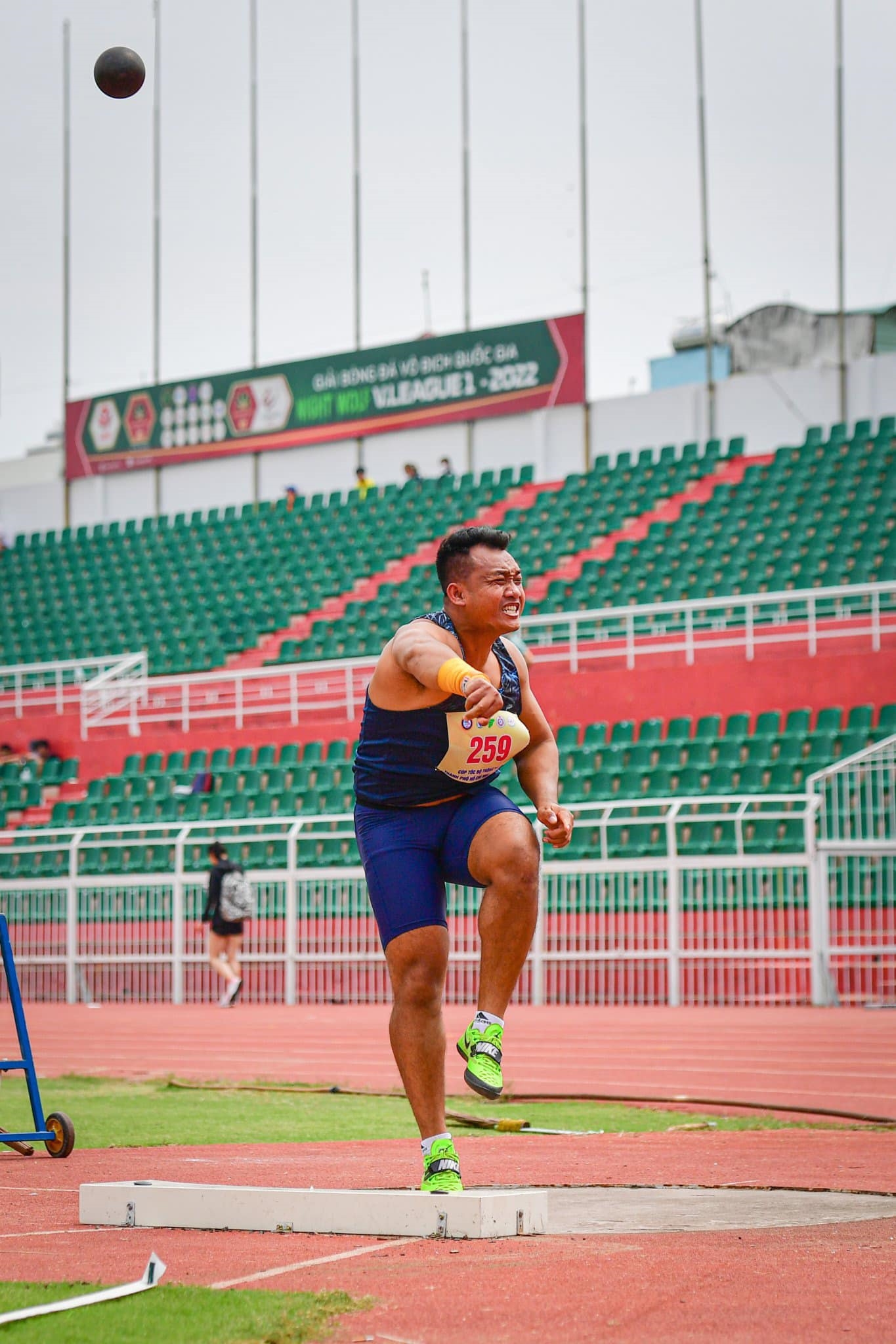 Tại Đại hội Thể thao toàn quốc lần thứ IX năm 2022, VĐV điền kinh Unh Ra của đoàn Tây Ninh xuất sắc đoạt Huy chương Bạc nội dung đẩy tạ