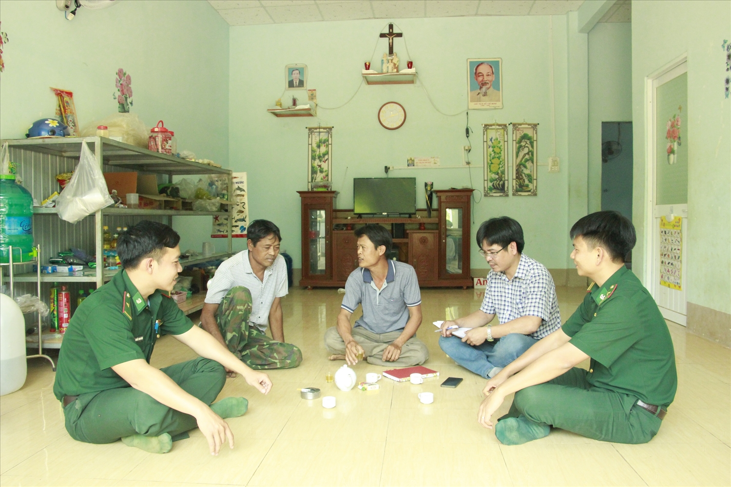 Lãnh đạo Đồn biên phòng Bù Đốp thăm các gia đình tại điểm dân cư ấp Phước Tiến, xã Hưng Phước, huyện Bù Đốp 