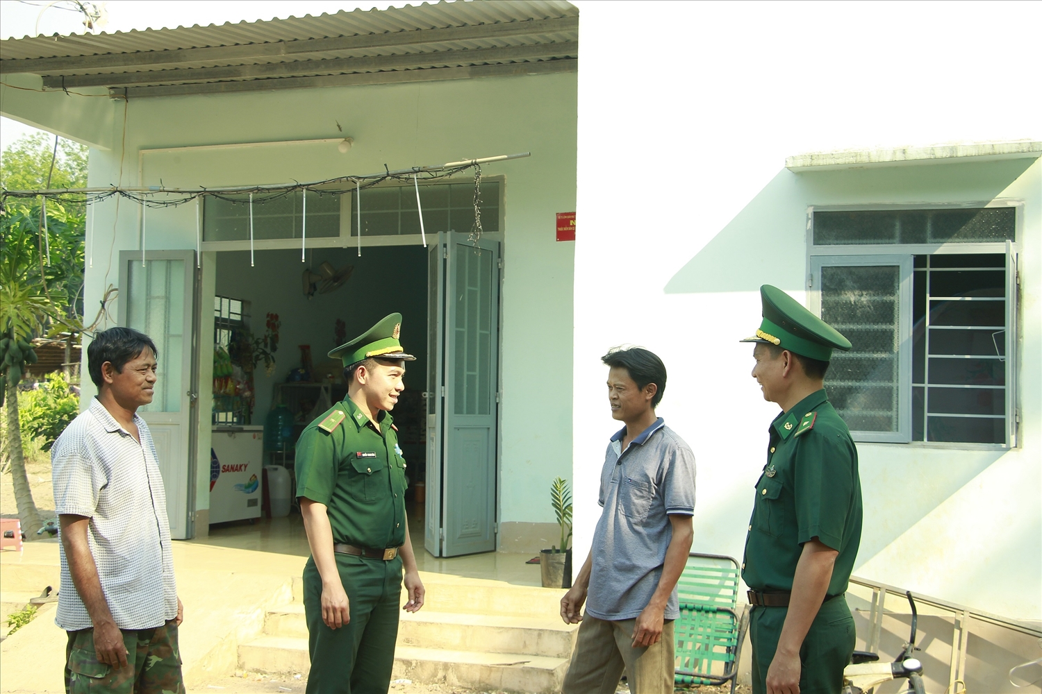 Lãnh đạo Đồn biên phòng Bù Đốp thăm các gia đình tại điểm dân cư ấp Phước Tiến, xã Hưng Phước, huyện Bù Đốp 