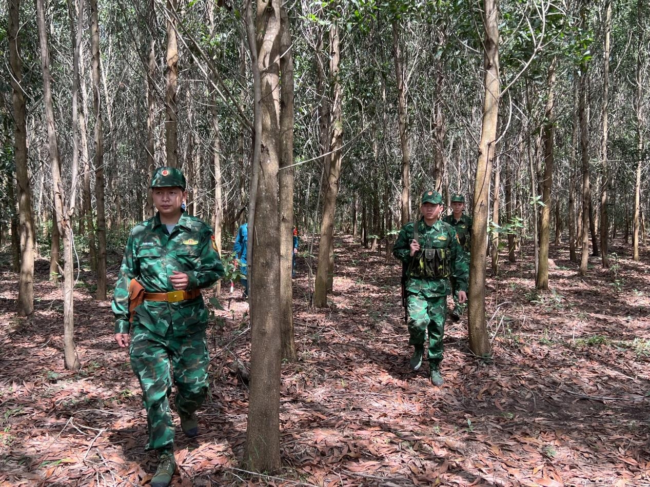 Dân quân thường trực xã Lộc Hòa, huyện Lộc Ninh phối hợp lực lượng biên phòng tuần tra, kiểm soát tuyến biên giới