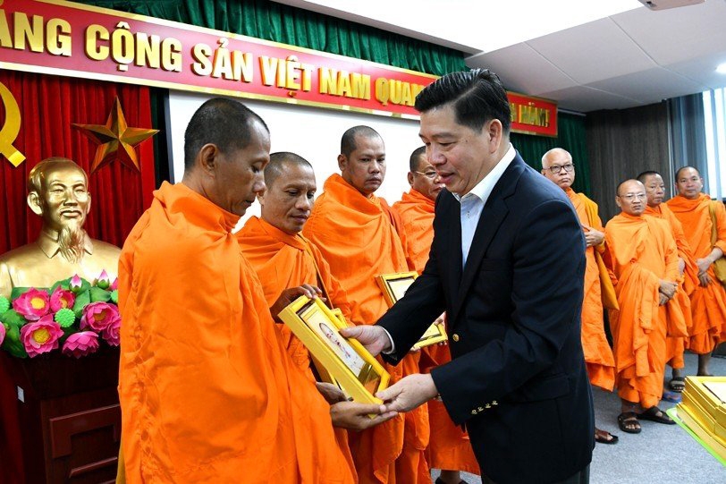 Thứ trưởng, Phó Chủ nhiệm Lê Sơn Hải thăm hỏi, động viên, tặng quà lưu niệm của UBDT cho các đại biểu Người có uy tín tỉnh Sóc Trăng (tháng 12/2022)