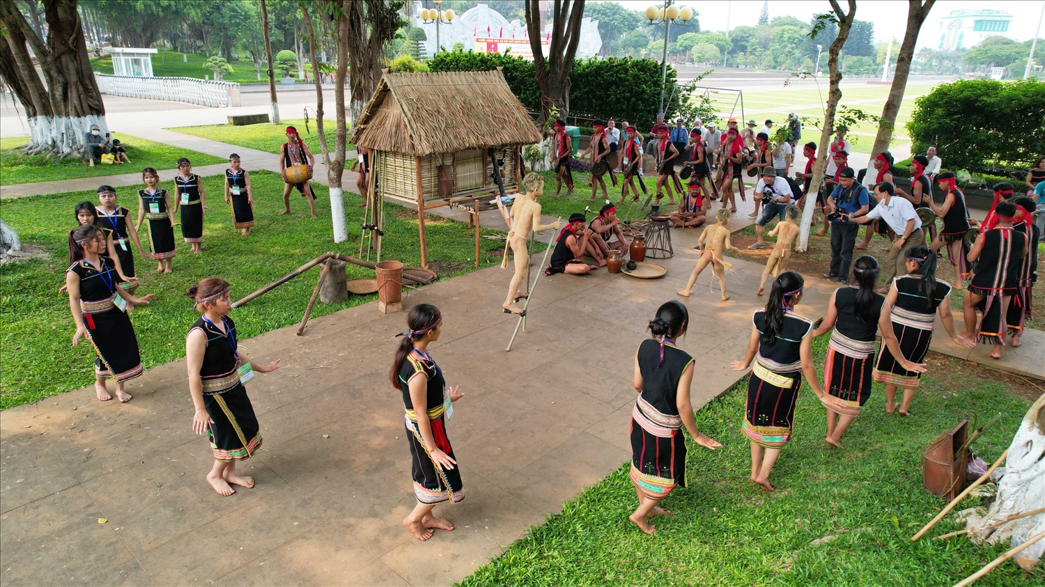 Phần trình diễn cồng chiêng của nghệ nhân huyện Păh trong nghi lễ mừng lúa mới