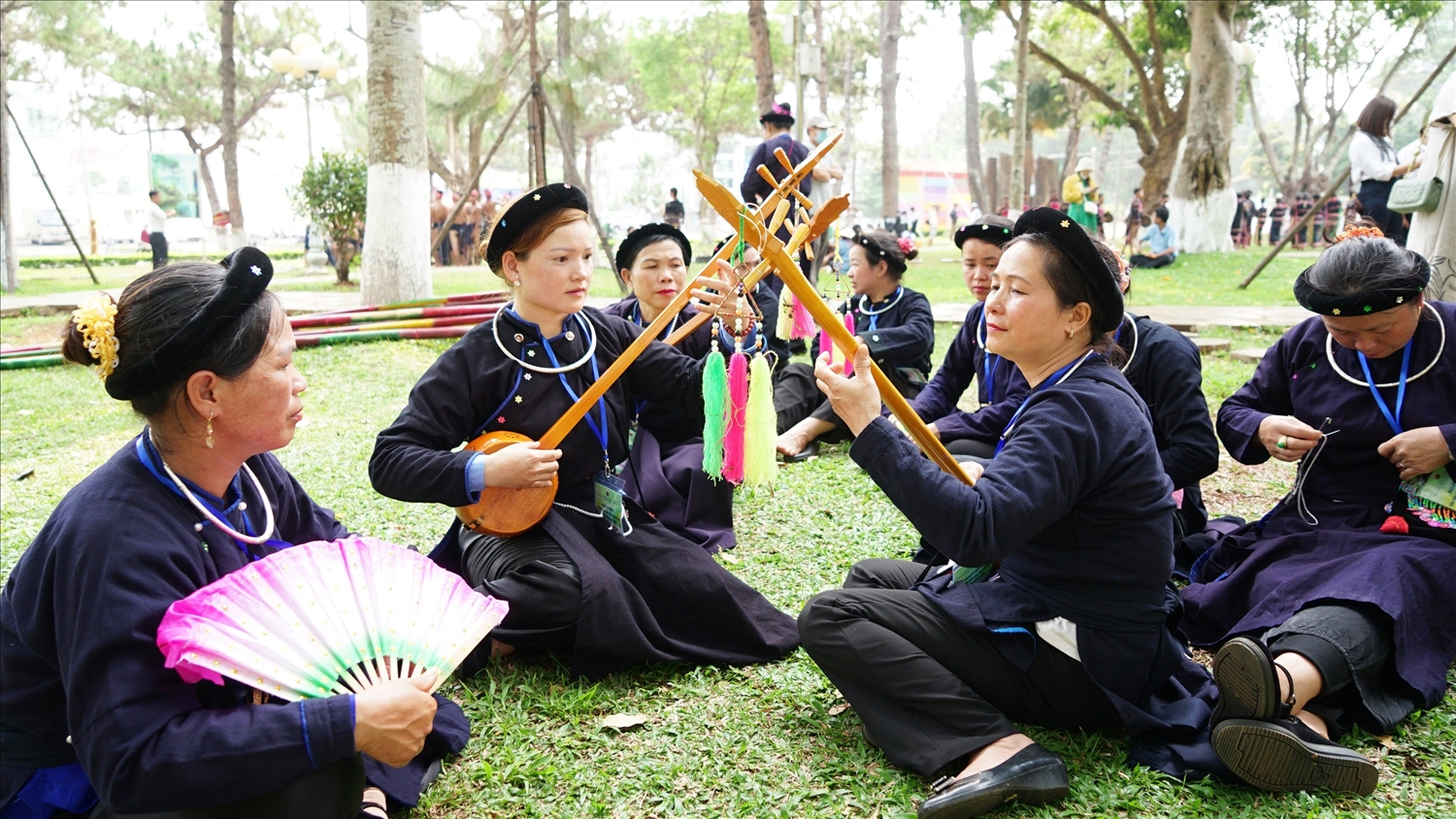 Các nghệ nhân dân tộc Tày huyện Mang Yang biểu diễn đàn tính