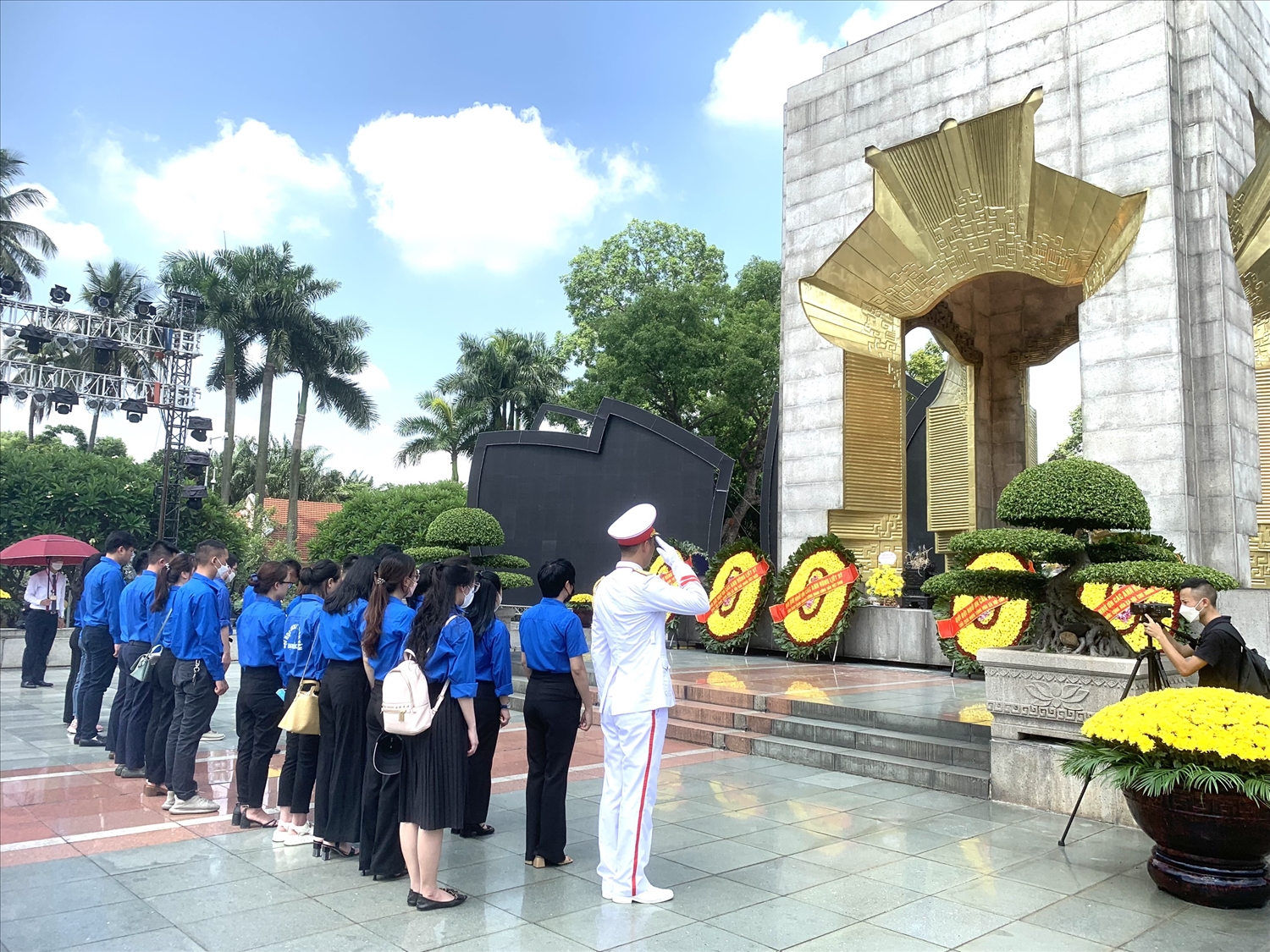 Đoàn Thanh niên Ủy ban Dân tộc dâng hương tại Tượng đài Bắc Sơn (Hà Nội) nhân ngày Thương binh Liệt sĩ 27/7/2022