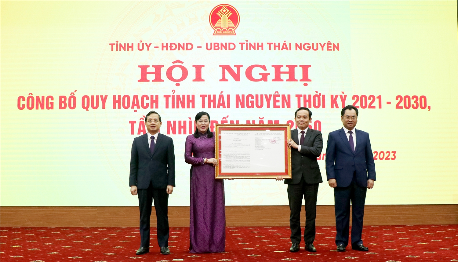 Phó Thủ tướng Chính phủ Trần Lưu Quang trao Quyết định về việc phê duyệt Quy hoạch tỉnh Thái Nguyên thời kỳ 2021 - 2030 cho lãnh đạo tỉnh Thái Nguyên