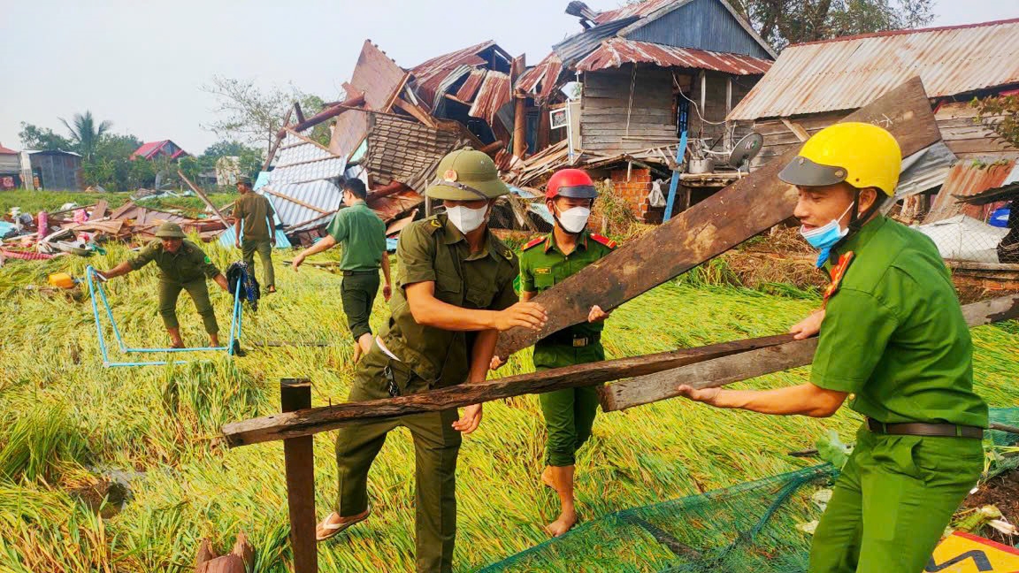 Lực lượng chức năng huyện Phú Thiện, tỉnh Gia Lai hỗ trợ người dân khắc phục thiêt hại sau giông, lốc