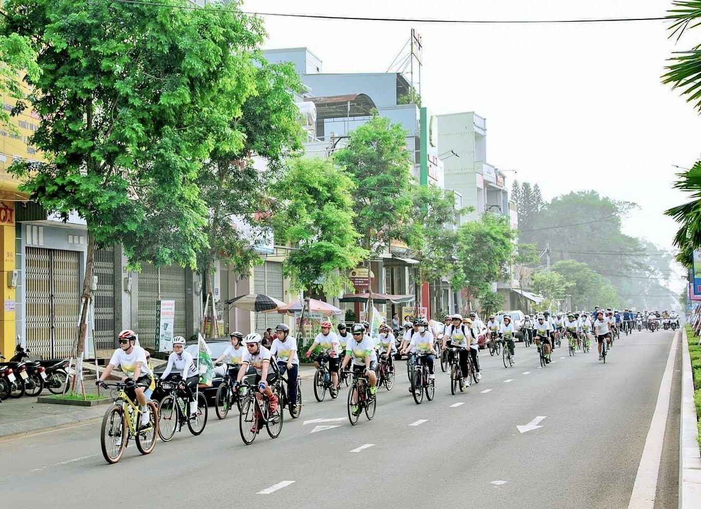 Các đại biểu cùng học sinh diễu hành xe đạp trên các tuyến đường của TP. Pleiku nhằm nâng cao nhận thức cho người dân về tầm quan trọng của các phương tiện giao thông bền vững