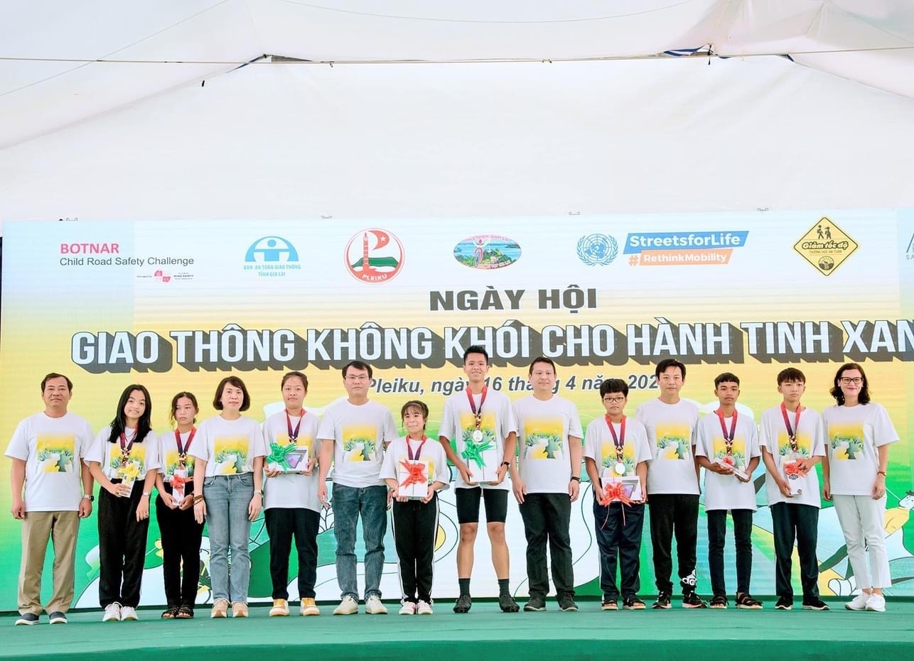 Ban tổ chức trao giải cho các học sinh đạt giải cuộc thi Marathon xe đạp
