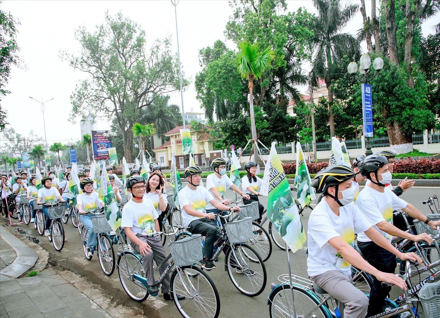 Mọi người phấn khởi tham gia đạp xe diễu hành trên các tuyến đường Tp. Pleiku