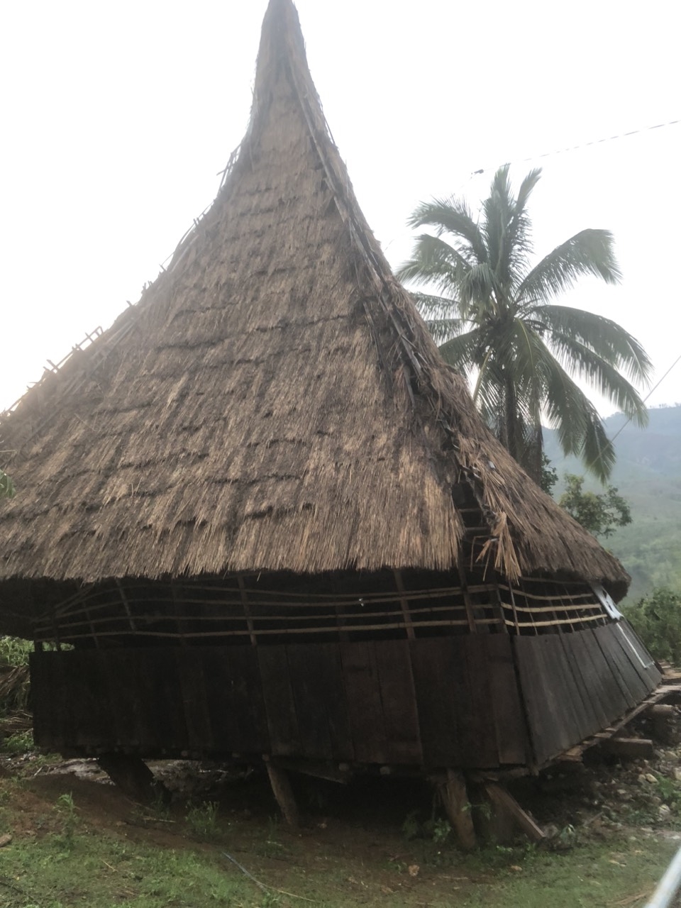 Trận mưa, giông lớn đã làm nhà rông thôn Năng Nhỏ 1 (xã Đắk Sao, huyện Tu Mơ Rông, tỉnh Kon Tum) bị nghiêng, nguy cơ sập đổ cao