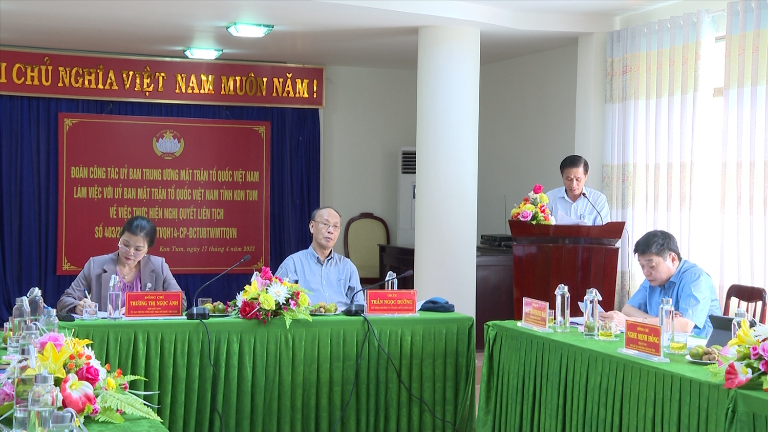 Ông Hoàng Trung Thông (thứ 2 bên phải sang) – Phó Chủ tịch Thường trực Ủy ban MTTQVN tỉnh Kon Tum báo cáo với Đoàn công tác