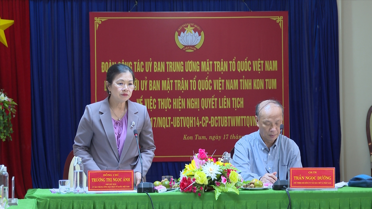 Phó Chủ tịch Ủy ban Trung ương MTTQ Việt Nam Trương Thị Ngọc Ánh (bên trái) kết luận buổi làm việc