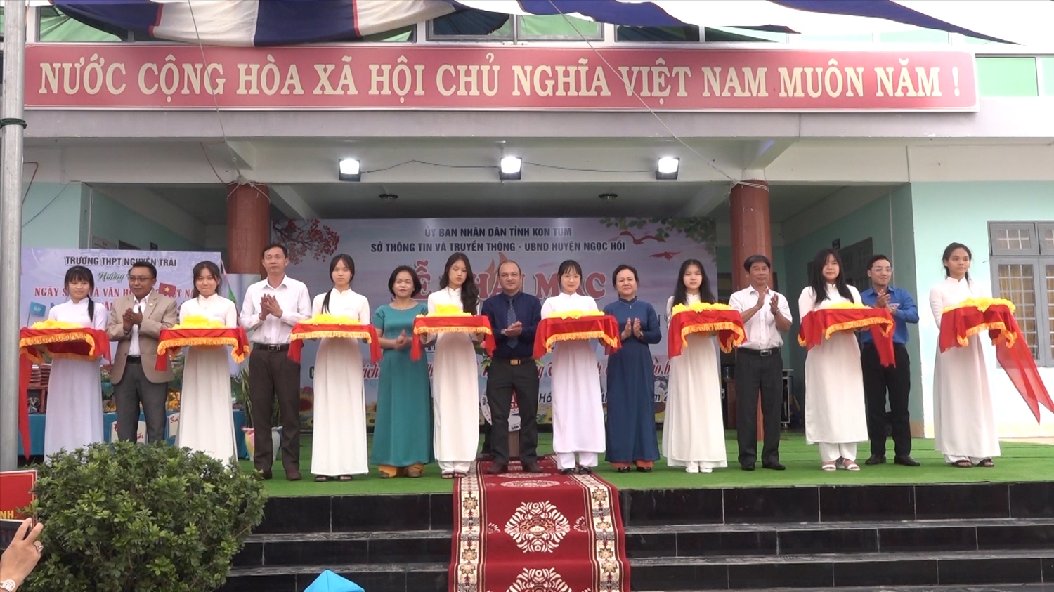 Các đại biểu cắt băng khai mạc Ngày sách và Văn hóa đọc Việt Nam 