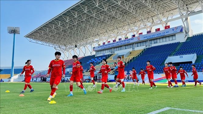 Đội tuyển bóng đá nữ Việt Nam nỗ lực tập luyện trên SVĐ Cẩm Phả. Ảnh tư liệu: TTXVN