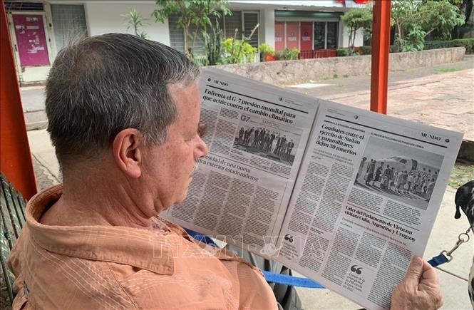 Tin về chuyến thăm Mỹ Latinh của Chủ tịch Quốc hội Vương Đình Huệ trên nhật báo La Jornada. Ảnh: Phi Hùng/PV TTXVN tại Mexico