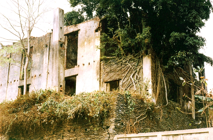 Một góc tường phế tích dinh thự Đèo Văn Long hiện nay
