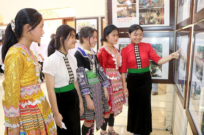 Các em học sinh tìm hiểu về văn hóa các dân tộc Việt Nam tại triển lãm
