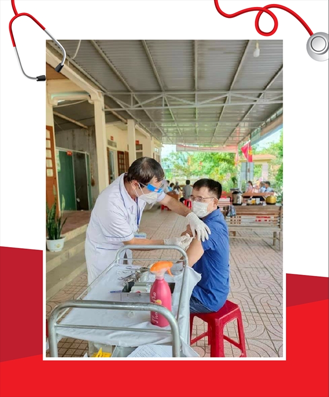 Điều dưỡng Nguyễn Văn Lâm tiêm vắc-xin phòng chống Covid – 19 cho người dân. Ảnh: Thu Hương