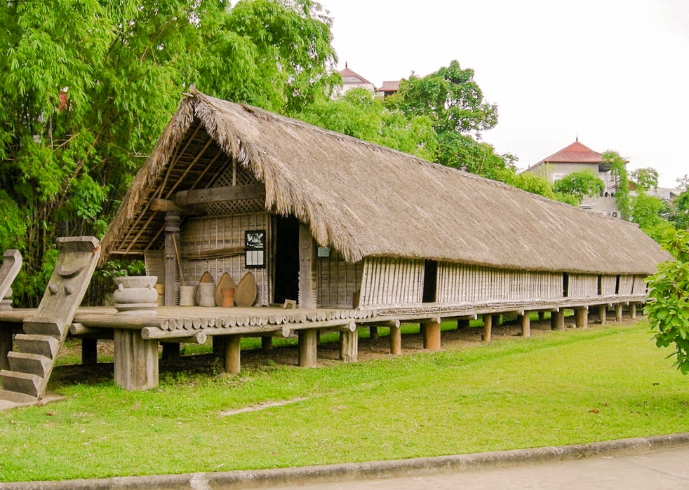 Ngôi nhà dài của dân tộc Ê Đê tại Bảo tàng Dân tộc học Việt Nam, được phục dựng trên cơ sở nhà của gia đình bà H’Đách Êban (người Êđê Kpạ) ở buôn Ky, thành phố Buôn Ma Thuột, tỉnh Đắk Lắk.