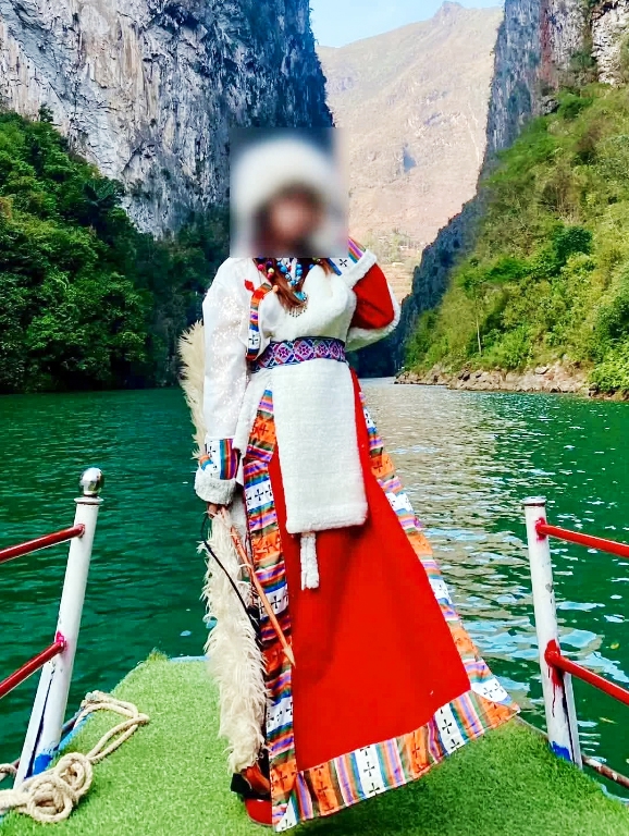 Bức ảnh du khách chụp ảnh với bộ trang phục ngoại lai xuất hiện trên sông Nho Quế gây ra nhiều ý kiến trái chiều