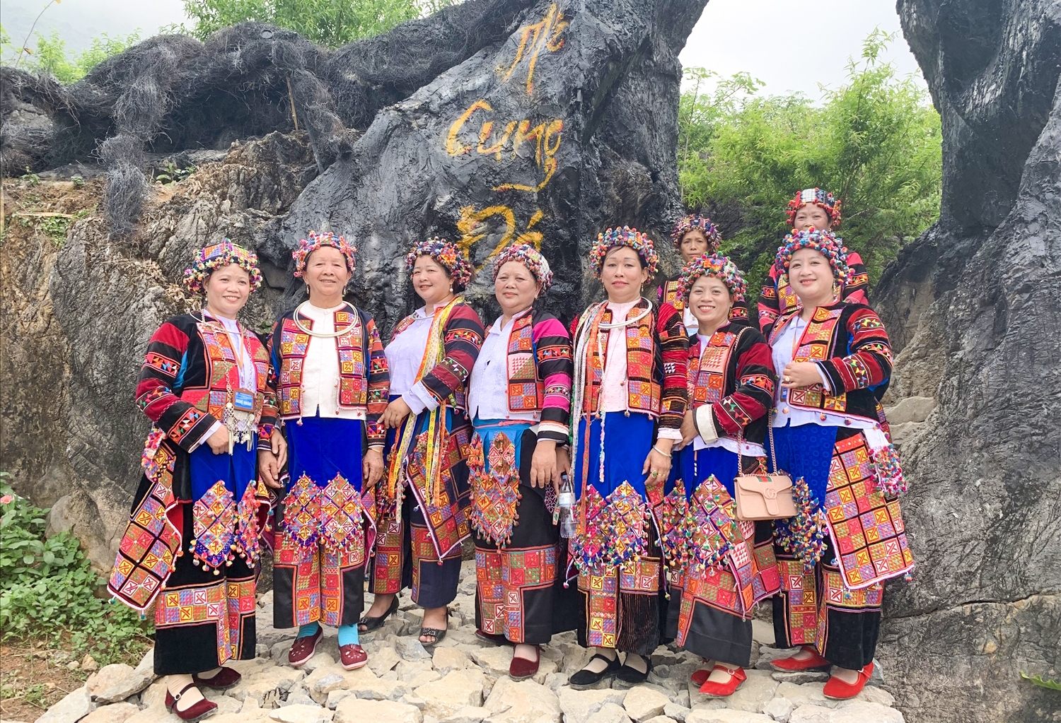 Mặc trang phục dân tộc của người dân địa phương để chụp ảnh làm kỉ niệm đang là trào lưu yêu thích của khách du lịch (Trong ảnh, trang phục truyền thống dân tộc Lô Lô huyện Mèo Vạc, Hà Giang)