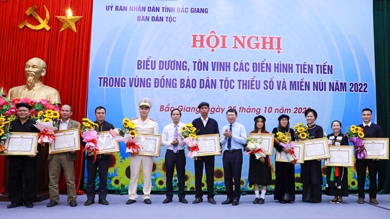 Chủ tịch UBND tỉnh Bắc Giang (thứ 6 từ phải qua) và Trưởng Ban Dân tộc Bắc Giang Vi Thanh Quyền (thứ 5 từ trái qua) trao Bằng khen cho 10 điển hình tiên tiến trong vùng DTTS tỉnh Bắc Giang năm 2022