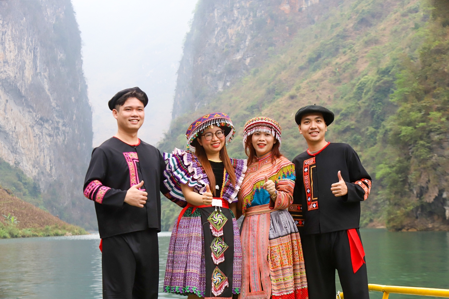 Nét đẹp trong trang phục dân tộc truyền thống tại sông Nho Quế. Nguồn ảnh: Minh Đức