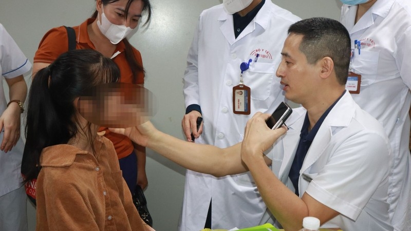 Tiến sĩ, bác sĩ nội trú Nguyễn Tấn Văn khám cho bệnh nhi