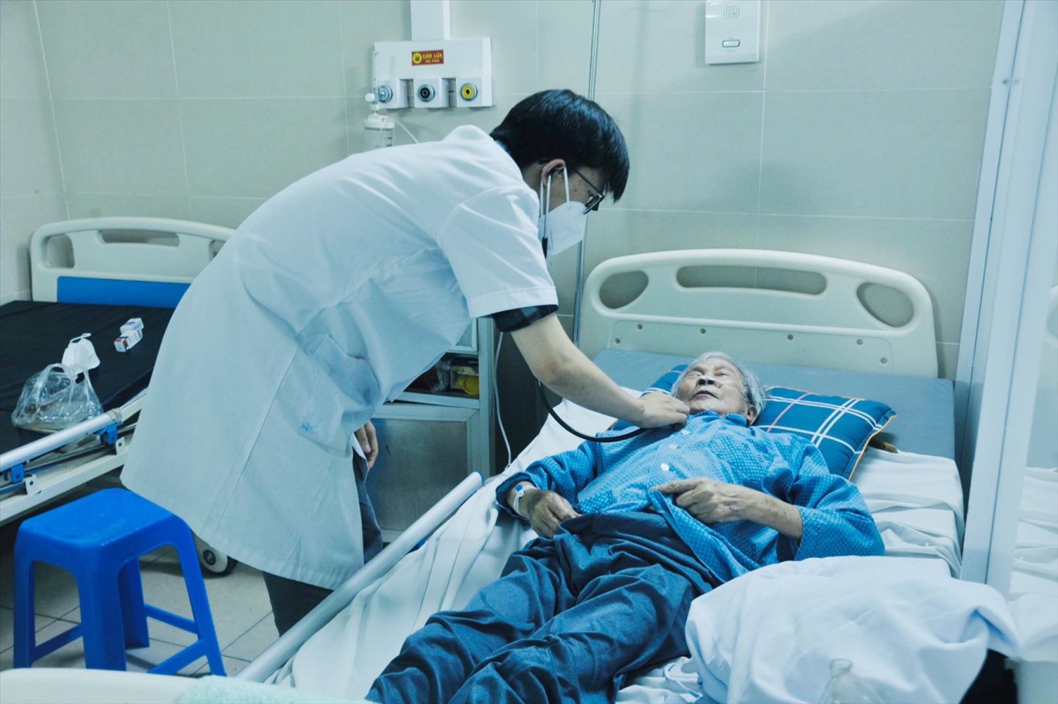 Bệnh nhân COVID-19 nặng phải nhập viện tại Hà Nội. Ảnh: PV
