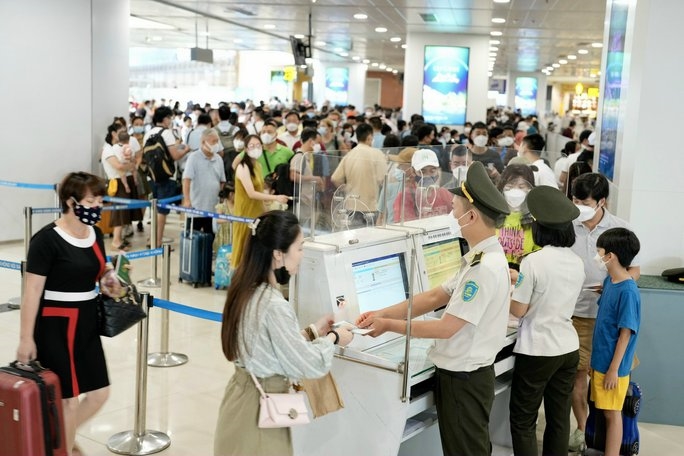 Kiểm tra giấy tờ tùy thân của hành khách khi đi máy bay tại Nội Bài. Ảnh: Phan Công