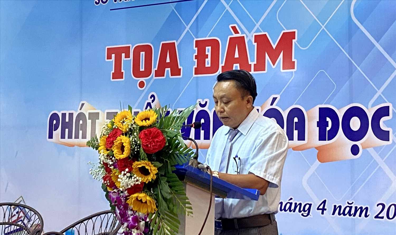 Ông Phan Văn Hoàng – Phó Giám đốc Sở Văn hóa, Thể thao và Du lịch tỉnh Kon Tum phát biểu khai mạc buổi tọa đàm