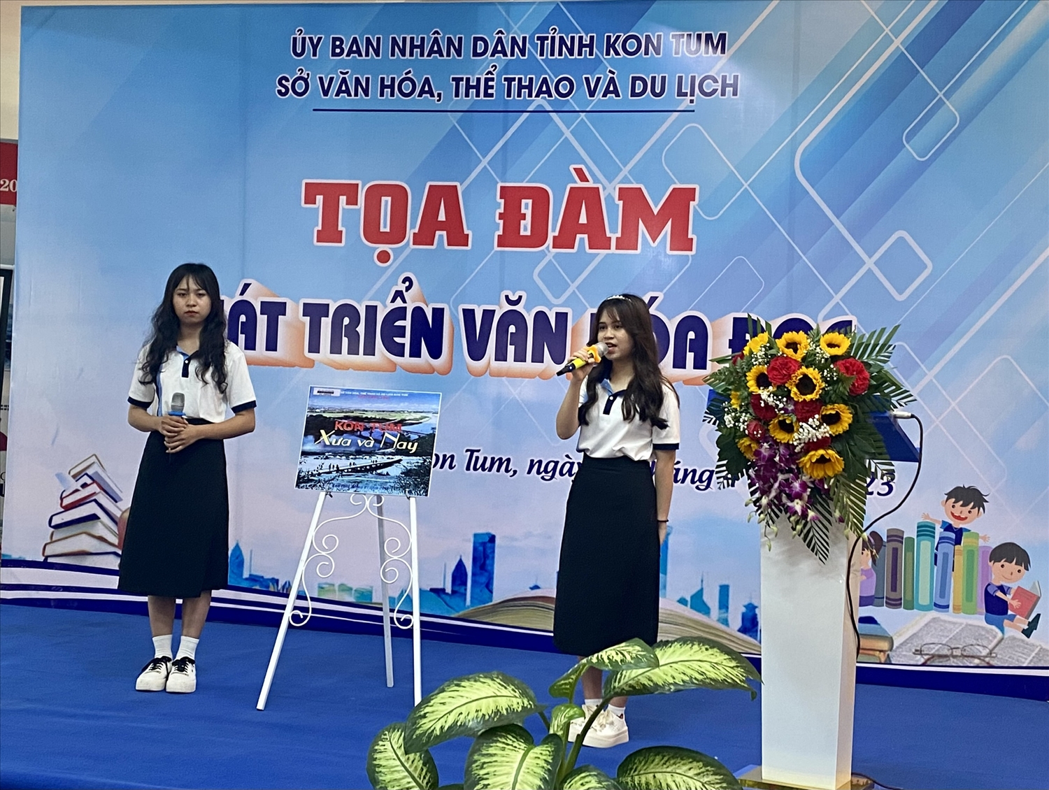 :Em Thu Sương và em Ngọc Dương, sinh viên Phân hiệu Đại học Đà Nẵng tại Kon Tum giới thiệu cuốn sách “Kon Tum xưa và nay”