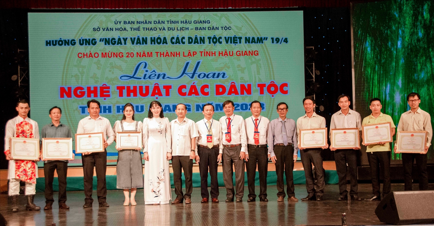 Ban tổ chức trao giấy khen của Trưởng Ban dân tộc tỉnh Hậu Giang đến các tập thể có nhiều tiết mục dự thi