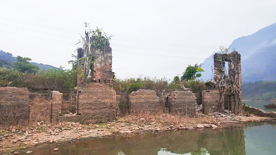 Những hạng mục kiến trúc hoang tàn của khu phế tích dinh thự Đèo Văn Long, bên lòng hồ sông Đà (xã Lê Lợi, huyện Nậm Nhùn, tỉnh Lai Châu) hiện nay